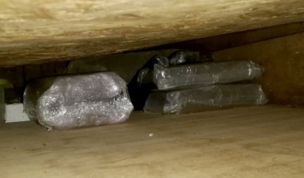OTKRIVEN ŠTEK PUN HEROINA I PARA Akcija policije u Aranđelovcu, pogledajte gde su našli drogu