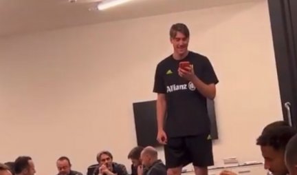 SRBIN NAPRAVIO ŠOU U JUVENTUSU! Vlahović zapevao PESMU, pa dobio NEVIĐENE OVACIJE saigrača! (VIDEO)