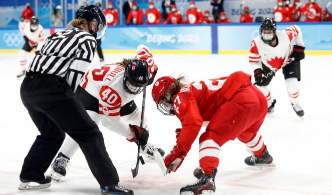HAOS U PEKINGU! Hokejašice Kanade i Rusije odigrale meč sa MASKAMA! (FOTO)