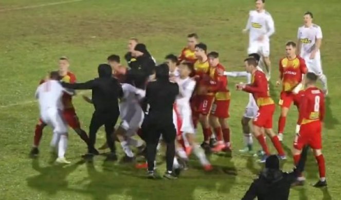 FUDBAL ILI MMA? Opšta MAKLJAŽA nasred utakmice (VIDEO)