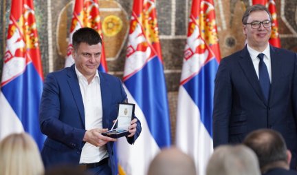 VUKU KOSTIĆU MEDALJA ZA KULTURNI DOPRINOS! GLUMAC ODLIKOVAN NA DAN DRŽAVNOSTI! Učinjena mi je velika čast, Srbijo hvala!