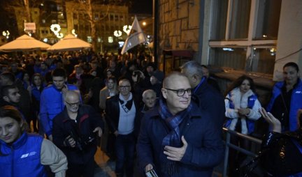 GUŽVA, KOLONA, ALI NJIMA TO NE SMETA! Vesić sa hiljadu Mladenovčana čeka da podrži izbornu listu "Aleksandar Vučić - Zajedno možemo sve"