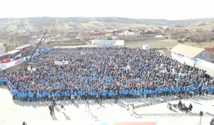 (FOTO) VELIKI BROJ LJUDI ČEKA VUČIĆA U MEROŠINI! Više od 15.000 građana došlo da pruži podršku predsedniku!