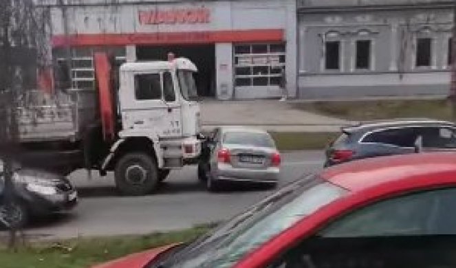 KAMION ULICOM GURAO AUTOMOBIL KAO DA SU DEČJA KOLICA! Bizarna nesreća u Novom Sadu, teretnjak se nije zastavljao (VIDEO)