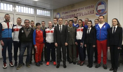 Ministar Stefanović i članovi reprezentacije Srbije u streljaštvu sa učenicima vojnih škola