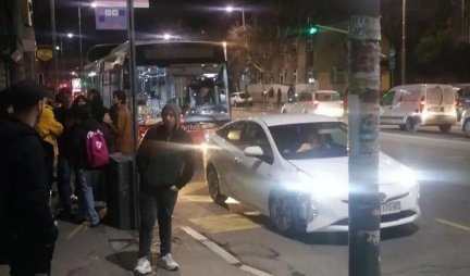IMA POVREĐENIH! Sudar autobusa i automobila u Ulici 27. marta (foto)