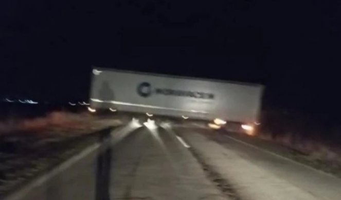 NASTAVLJA SE CRNI NIZ ZA VOZAČE KAMIONA! Prevrnuo se teretnjak, saobraćaj blokiran (FOTO)