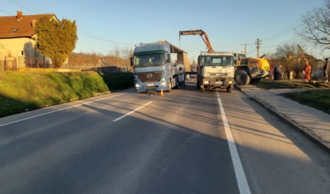 VOZAČ KAMIONA NAGLO ZAKOČIO DA PROPUSTI PEŠAKA I NAPRAVIO KARAMBOL! Blokirana Ibarska magistrala, KILOMETARSKE KOLONE U OBA SMERA