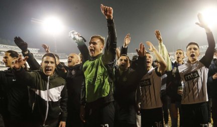 DELIRIJUM U HUMSKOJ! Ovako su fudbaleri i navijači Partizana proslavili novi evropski uspeh (VIDEO)