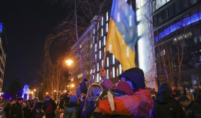 EVROPA U BOJAMA UKRAJINSKE ZASTAVE! Ursula fon der Lajen: Više nego ikada EU stoji uz Ukrajinu u njen narod!