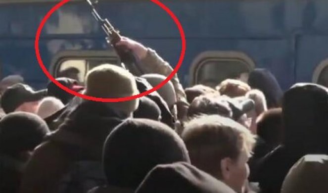 UKRAJINSKI VOJNICI ZAPUCALI U MASI PUNOJ LJUDI I DECE! "Iscrpljeni smo..." Snimak hiljade ljudi sa Kijevske železničke govori sve! (Video)
