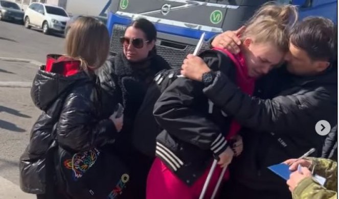 POTRESNE SCENE! Ukrajinska teniserka plače i oprašta se od majke i oca! (VIDEO)