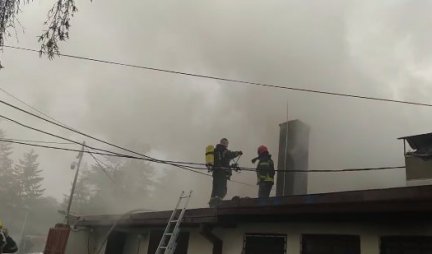 DRAMA NA TOŠINOM BUNARU! Vatrogasci se probli do žarišta požara, GORI RESTORAN RADNIČKI (VIDEO)