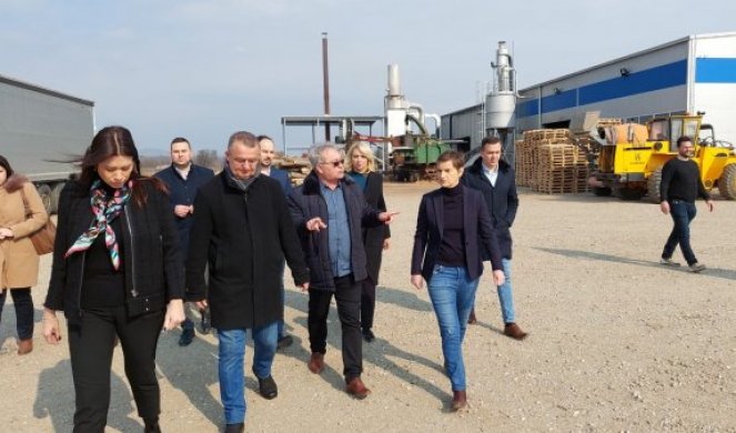 Brnabić, Vujović i Kisić Tepavčević posetile porodičnu kompaniju "KMD pelet" u Kladovu