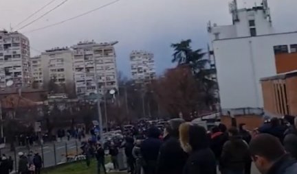 PLJUŠTE UVREDE NAVIJAČA! Ore se pesme ulicama Beograda, Delije su OVAKO prozvale Grobare (VIDEO)