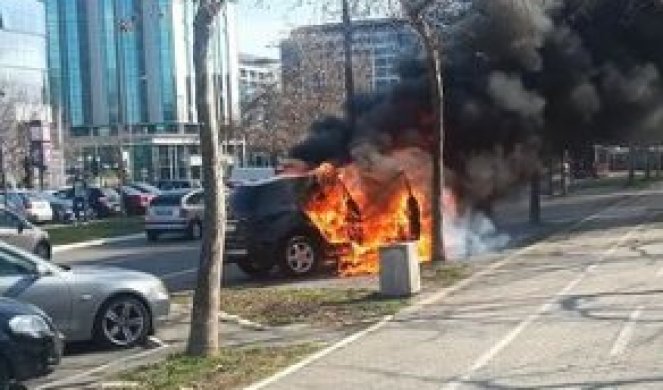 IZGOREO DŽIP U BULEVARU ZORANA ĐINĐIĆA! Svedoci tvrde nije se čula eksplozija, luksuzno vozilo U TRENU OTIŠLO U PRAH I PEPEO (VIDEO)