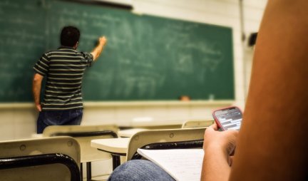 UČENICIMA SLEDI KAZNA! Ovih pet škola u Beogradu donelo novo pravilo - Jedan uređaj smeju da uključe samo POD JEDNIM USLOVOM
