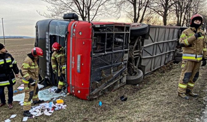 AUTOBUS PUN IZBEGLICA IZ UKRAJINE PREVRNUO SE U POLJSKOJ! Deca povređena, hitno prevezena u bolnicu! (FOTO)