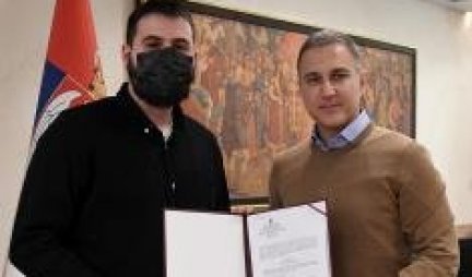Ministar Stefanović uručio nagrade prvim pobednicima kviza iz vojne istorije (FOTO)