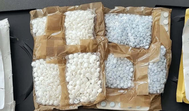 UHAPŠEN MUŠKARAC U RUMI! Policija mu pronašla gotovo 1000 tableta droge i bočicu "medicinskog" heroina