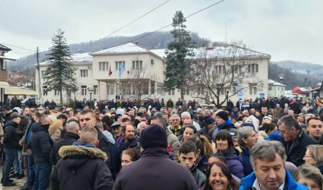 MEDVEĐA DOČEKALA VUČIĆA! Lider SNS stigao na predizborni skup pred više od 1.000 okupljenih građana!