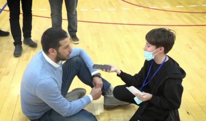 IZNENAĐENJIMA NIKAD KRAJA! Udovičić posetio školu u Pančevu, a onda je jedan od školaraca poželeo da ga intervjuiše!