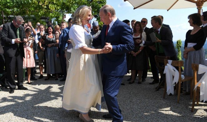 Austrijska ministarka Karin Knajsl odigrala valcer sa Putinom, pa prebegla u Rusiju!