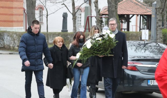 Vučić sa sinom Danilom i ćerkom Milicom na Novom groblju! Obeležava se 40 dana od smrti novinarke Ksenije Vučić