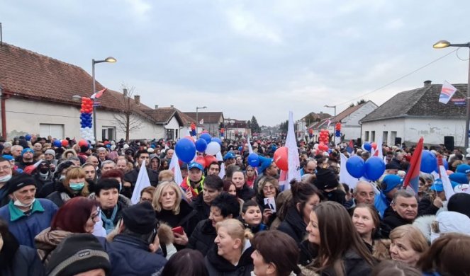 IZBORI NISU IGRA, MORAMO DA SAČUVAMO BUDUĆNOST NAŠE DECE! Više od 3.000 ljudi dočekalo Vučića u Banovcima! (FOTO)