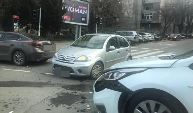 Sudar u centru Beograda! Slupana vozila, policija na licu mesta
