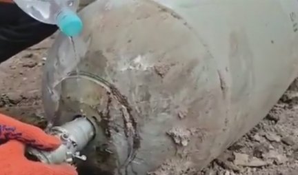 Deaktivirana bomba sa flašom vode – ukrajinski demineri snimljeni tokom opasne operacije! (Video)