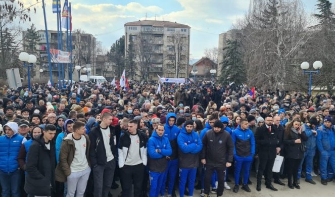 (FOTO) VUČIĆ PRED VIŠE OD 2.000 LJUDI U MLADENOVCU: Želimo da podignemo novu bolnicu ovde, uložićemo novac i u Selters banju!