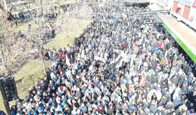 (FOTO) VUČIĆ PRED VIŠE HILJADA LJUDI U OBRENOVCU: Moramo da nastavimo da radimo, rekli su nam da nećemo Obrenovac da obnovimo nikada, DANAS ON IZGLEDA KAO VELEGRAD!