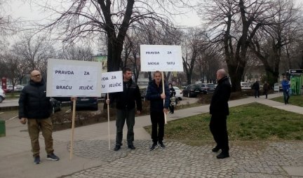 POČELO SUĐENJE UBICI TARTUFARA! Protesti ispred Palate pravde u Sremskoj Mitrovici, traži se "PRAVDA ZA BRAĆU JELIČIĆ"