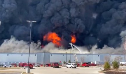 Vatra guta distributivni centar Volmarta! Veliki POŽAR U Americi, dim se vije put neba, scena je zastrašujuća! (Video)