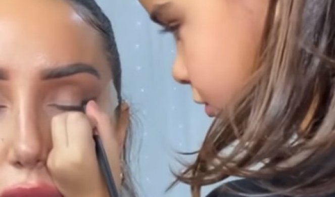 AU, KAKAV TALENAT! Nećete verovati KAKO je ova devojčica našminkala mamu - već sad je pravi PROFESIONALAC! (VIDEO)