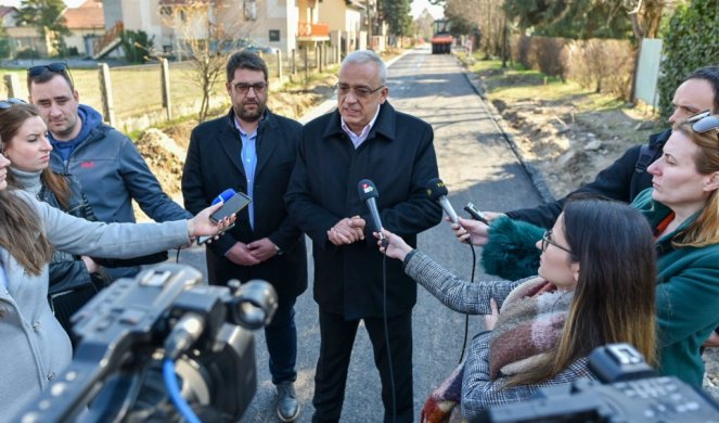 Gradonačelnik Bakić obišao radove na izgradnji kolovoza u Cvetnoj ulici na Paliću