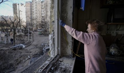 STIGLE SLIKE UNIŠTENE UKRAJINE - TUGA, JAD, BOL! Vojnici traže ljude ispod ruševina, preživeli stoje na ostacima bombardovanog Kijeva, Mariupolj i Černihov pod ruskom rukom...