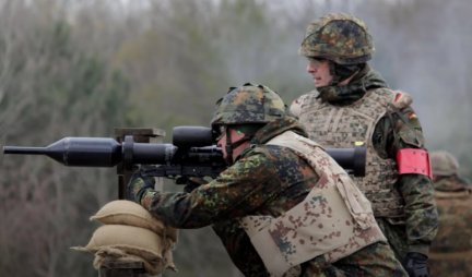 PANZERFAUST JE NOVA PUTINOVA MORA! Ovo oružje Nemci zovu nezaustavljivim, MOŽE DA UNIŠTI RUSKI TENK, a dovoljno je lagano da se nosi na ramenu! (Video)