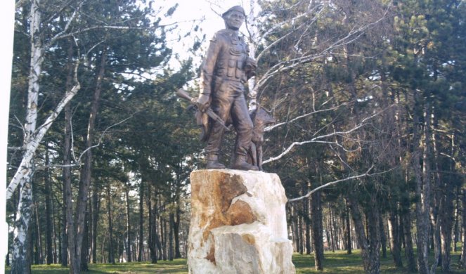 JUNAČKI GENERAL IZ BITKE SA KOSOVA STIGAO U KRUŠEVAC! Ovako izgleda velelepni spomenik Veljku Radenoviću (FOTO)