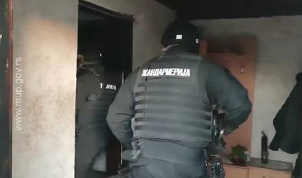 POLICIJA LEZI DOLE! NE MRDAJ! Ovako su pripadnici SBPOK i Žandarmerije hapsili deterdžent mafiju (VIDEO)