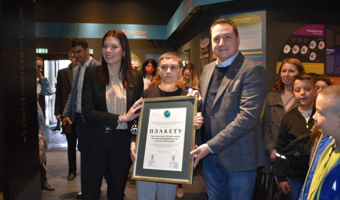 Vujović i Ružić dodelili plaketu pobedničkom učenikom timu za najbolji ekološki projekat