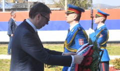 Vučić položio venac na spomenik poginulim borcima u Kruševcu!