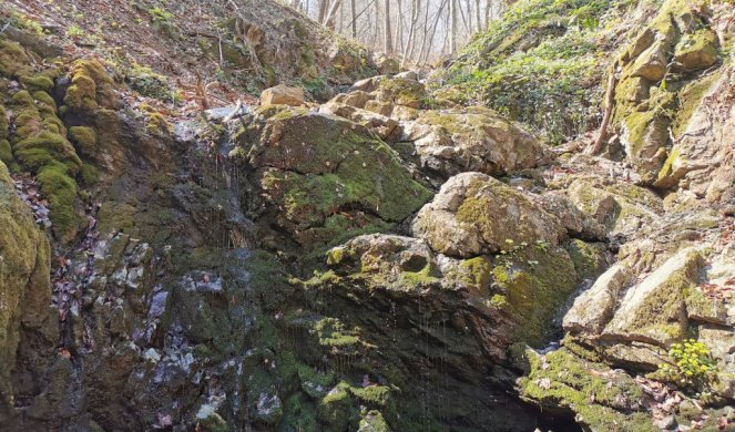 DEVOJČICA PROGLEDALA ZAHVALJUJUĆI VODI SA IZVORA SVETINJA! Mnoga božija čuda desila su se na OVOM mestu (FOTO)