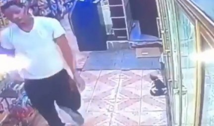 KAMERA SNIMILA ŠOK SCENU! Haos u prodavnici  - čovek trčao koliko ga noge NOSE, a za sve je kriva MAČKA  (VIDEO)