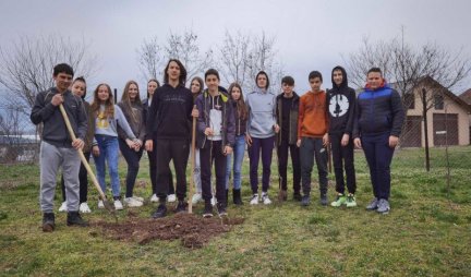 NEVENIN VRT JE POSEBAN VOĆNJAK U SRBIJI! Stabla sade učenici, a pozadina ove priče je srceparajuća (FOTO)