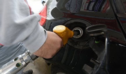 "MRAČAN DAN" U BRITANIJI! Rekordan skok cene goriva, evo koliko treba da izdvoje za pun rezevoar porodičnog automobila!