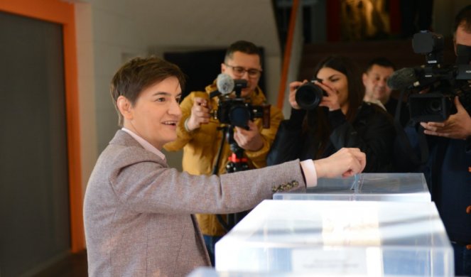 Brnabić glasala u Školi za dizajn u Beogradu!