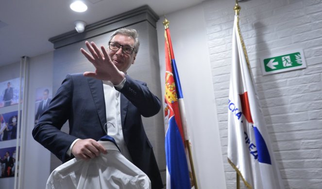 Vučić stigao u izborni štab SNS!