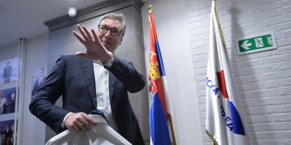 Vučić stigao u izborni štab SNS!